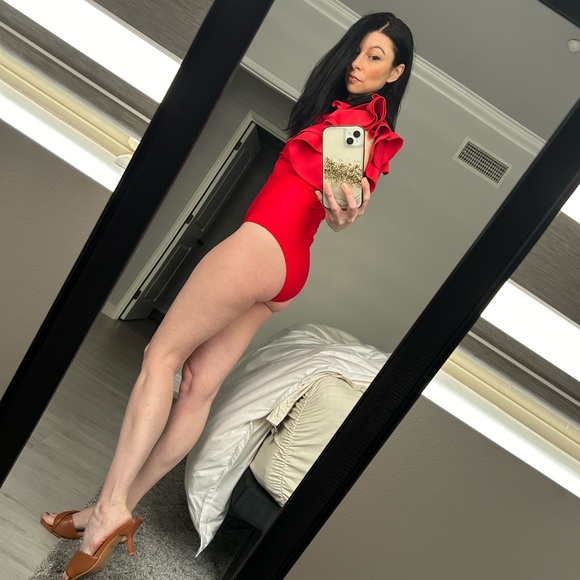 5/$30 SALE NWOT Red One piece Ruffle Swimsuit Size Small - Picture 4 of 4